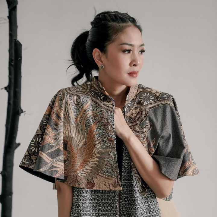 <p>Pricillia Pullunggono dan Lukman Sardi terpaut usia 13 tahun. Namun, hal itu tak membuat rumah tangga mereka goyah. (Foto: Instagram @lialukman @lukmansrd)</p>