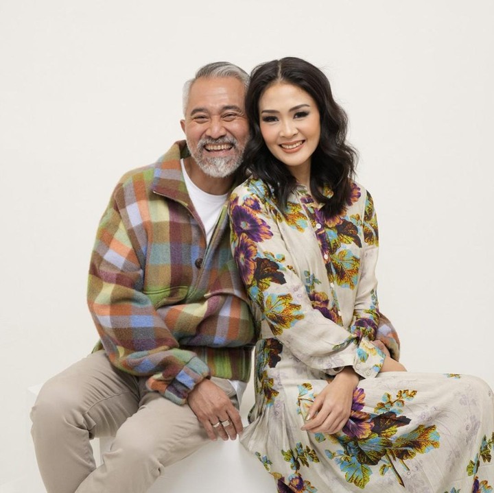 <p>Lukman Sardi memiliki seorang istri bernama Pricillia Pullunggono. Mereka sudah menikah sejak 28 Maret 2009 silam, Bunda. (Foto: Instagram @lialukman @lukmansrd)</p>