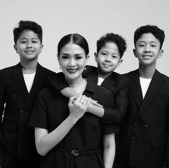 <p>Menikah dengan Lukman Sardi, Pricillia Pullunggono dikaruniai tiga orang anak yaitu Akiva Dishan Ranu Sardi, Akira Deshawn Yi Obelom Sardi, dan Akino Dashan Kaimana Sardi. (Foto: Instagram @lialukman @lukmansrd)</p>