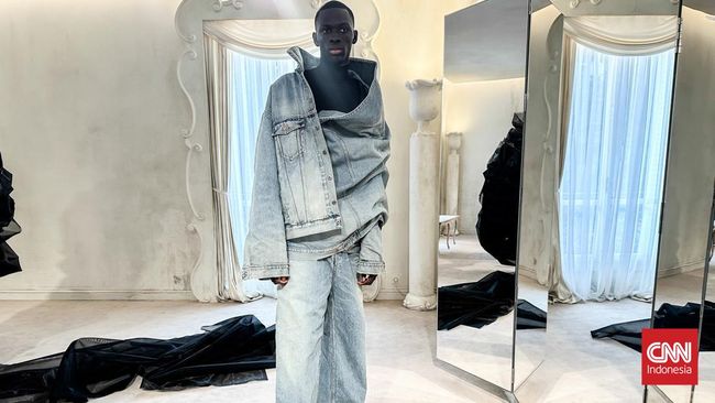 Redefinisi Couture Radikal oleh Demna untuk Balenciaga Redefinisi Couture Radikal oleh Demna untuk Balenciaga