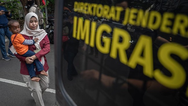 Seorang laki-laki asal China berinisial ZB (33) dideportasi dan ditangkal masuk wilayah Indonesia oleh Kantor Imigrasi Kelas I Tasikmalaya.