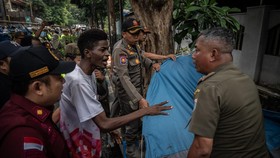 FOTO: Penertiban Tenda Pencari Suaka di Setiabudi Jakarta