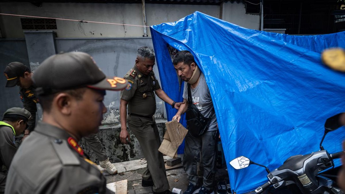 FOTO: Penertiban Tenda Pencari Suaka di Setiabudi Jakarta