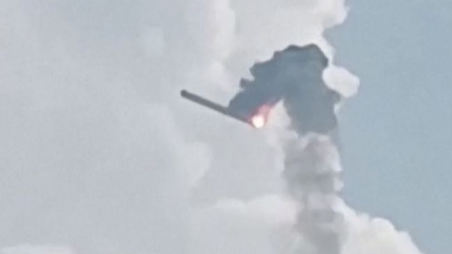 Sebuah rekaman saksi mata menunjukkan roket luar angkasa Tianlong-3 milik China tak sengaja lepas landas dan akhirnya jatuh. Dilaporkan peristiwa ini terjadi pada hari Minggu (30/6/2024) di Kota Gongyi, Provinsi Henan. (Tangkapan Layar Video Reuters/