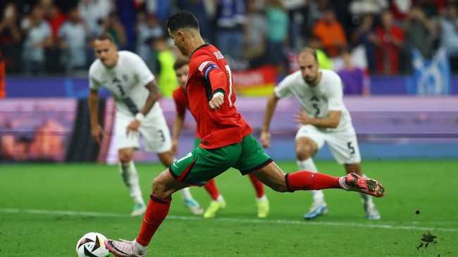 Penyerang Portugal Cristiano Ronaldo sempat menangis seusai gagal mencetak gol lewat penalti ke gawang Slovenia pada menit ke-105 babak 16 besar Euro 2024.