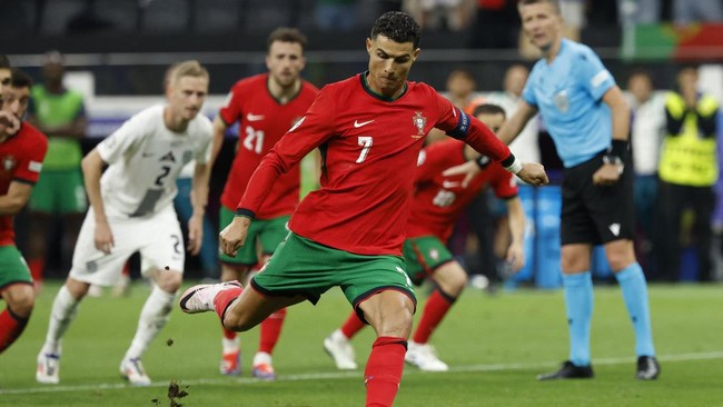 Cristiano Ronaldo gagal mencetak gol dari titik putih pada menit ke-105. Kegagalan itu juga memaksa Portugal bermain hingga babak adu penalti lawan Slovenia.