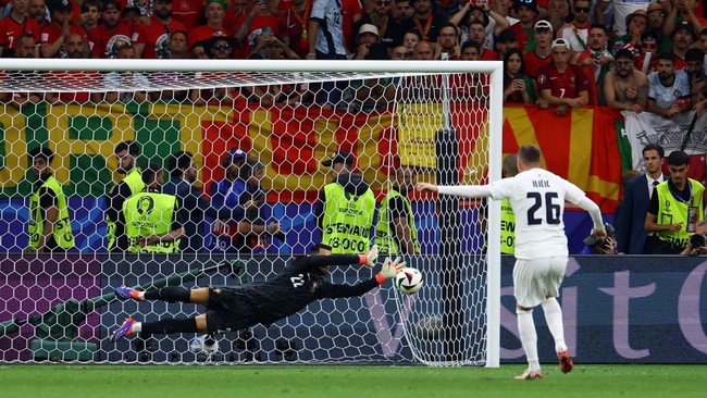 Portugal lolos ke perempat final Euro 2024 usai menang adu penalti 3-0 atas Slovenia di Waldstadion, Selasa (2/7) dini hari WIB.
