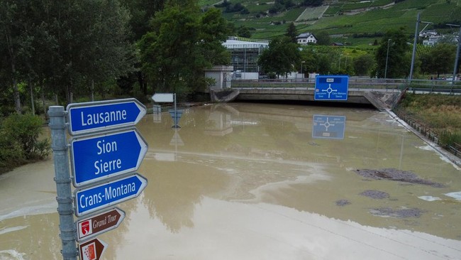 Sebanyak empat orang tewas akibat banjir yang disebabkan peningkatan permukaan air di sejumlah sungai imbas banjir.
