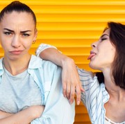 6 Tanda Orang Diam-Diam Nggak Suka Kamu, Bisa Lihat dari Senyumnya