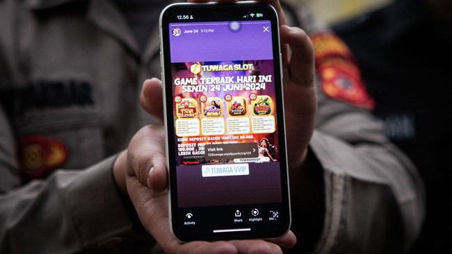 Dua selebgram Jaksel disatroni polisi di kediaman mereka, area Pancoran dan Kebayoran Baru, setelah terjaring Patroli Siber mempromosikan gambling online.