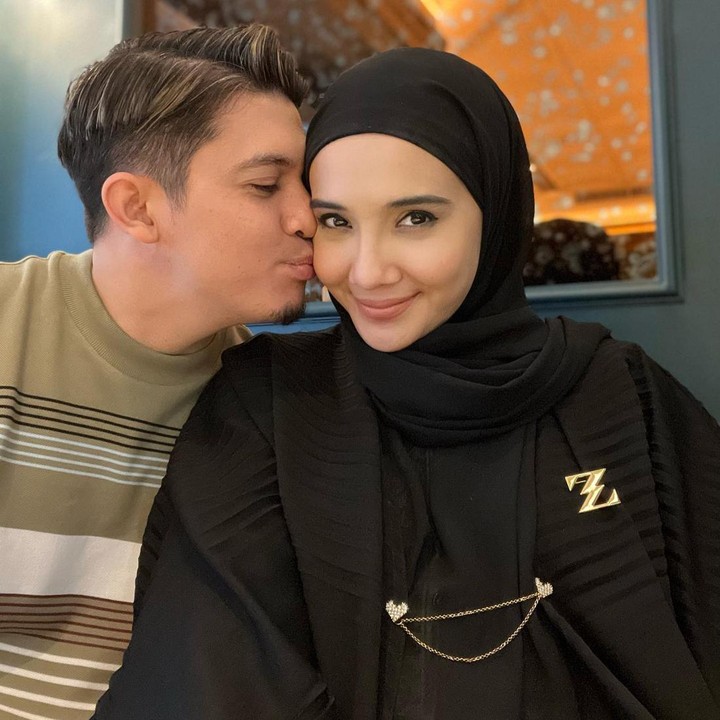 <p>Meski sudah lebih dari satu dekade bersama, Irwansyah dan Zaskia Sungkar masih tetap romantis dan harmonis. Mereka tak segan memperlihatkan kemesraan di media sosial. (Foto: Instagram @zaskiasungkar15 @irwansyah_15)</p>