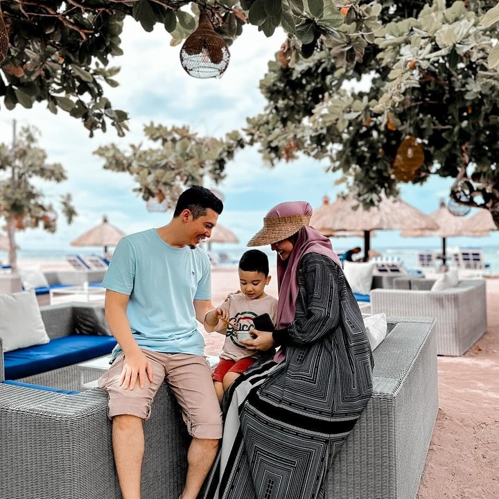 <p>Putra mereka yang bernama Ukkasya Muhammad Syahki lahir pada 31 Maret 2021. Kehadiran Ukkasya membawa kebahagiaan besar bagi pasangan ini. (Foto: Instagram @zaskiasungkar15 @irwansyah_15)</p>