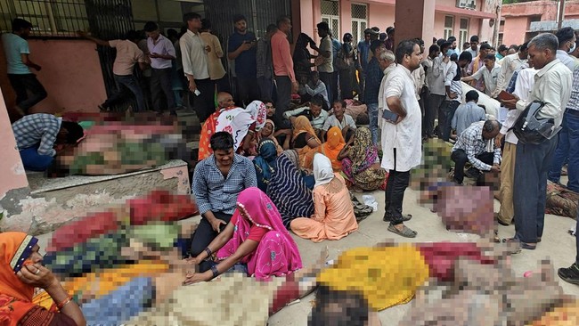 Lebih dari 100 orang tewas usai berbondong-bondong mau menyentuh kaki pemuka agama Bhole Baba di festival keagamaan India.