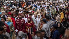 FOTO: Rona Bahagia Ratusan Pasangan Ikut Nikah Massal di Surabaya