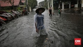 FOTO: Melawan Angin dan Hujan Lebat di Kemang Raya Jakarta