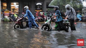 Banyak Pompa Pengendali Banjir Jakarta Rusak Terlilit Ban-Celana Jeans