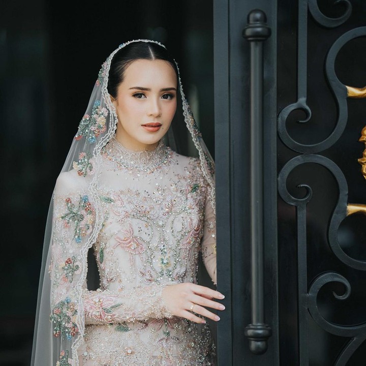 <p>Setelah menikah, Beby Tsabina mengadakan acara ngunduh mantu dengan penampilan yang tak kalah memesona. Ia memakai <em>dress</em> bergaya <em>vintage</em> dengan ornamen <em>embroidery.</em> Ia juga memakai <em>veil</em> berbahan <em>tille.</em> (Foto: Instagram @bebytsabina)</p>
