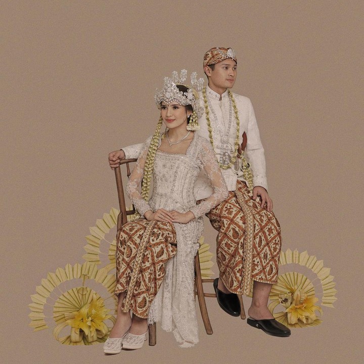 <p>Beby Tsabina memiliki banyak tampilan <em>outfit</em> menjelang pernikahan hingga hari besar. Salah satu yang mencuri perhatian adalah busana adat Sunda yang ia gunakan ketika foto<em> pre-wedding</em>. Ia tampil memesona bak seorang ratu, Bunda. (Foto: Instagram @bebytsabina @@leovir_)</p>