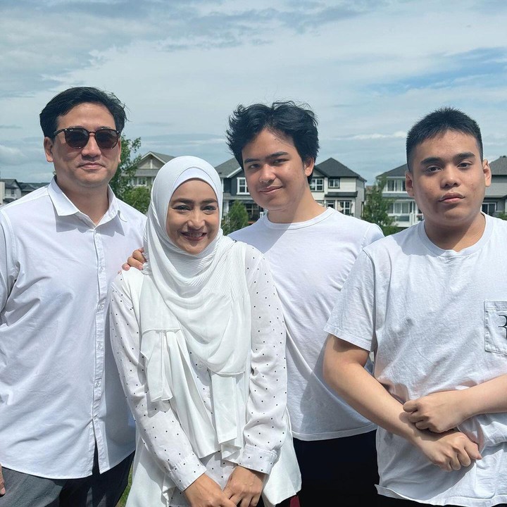 <p>Banyak netizen yang turut berbahagia dengan perayaan yang dilakukan oleh Cindy dan keluarga nih, BUnda. Mereka pun mendoakan agar keluarga Cindy selalu rukun dan harmonis. "Senang lihat anda berdua tetap rukun awet muda, <em>subhanallah</em>," kata seorang netizen. "<em>MasyaAllah</em>, sehat-sehat selalu ya," kata netizen lainnya. (Foto: Instagram: @cindyfatikasari18)</p>