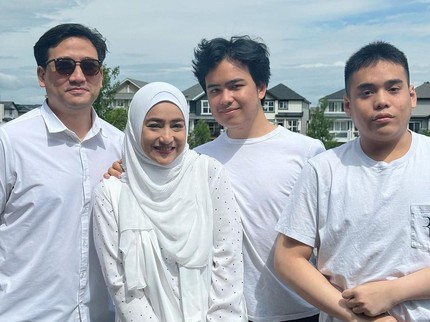 7 Potret Cindy Fatikasari dan Keluarga Rayakan Canada Day, Makanannya Tetap Khas Indonesia