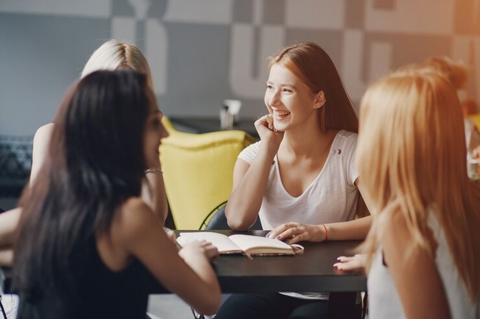5 Zodiak yang Paling 'Soft Spoken', Nyaman Jadi Tempat Curhat!