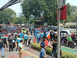 Geruduk Kemendag, Buruh Tekstil Blokir Jalan Minta Audiensi 20 Perwakilan