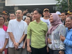 Gibran dan Raffi Ahmad Lanjut Blusukan Bagi-bagi Susu di Tanah Tinggi Jakpus