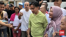 Gibran dan Raffi Ahmad Blusukan Bagi-bagi Susu di Jakarta