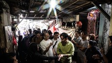 FOTO: Gibran Gandeng Raffi Ahmad Blusukan di Jakarta, Bagi Susu & Buku