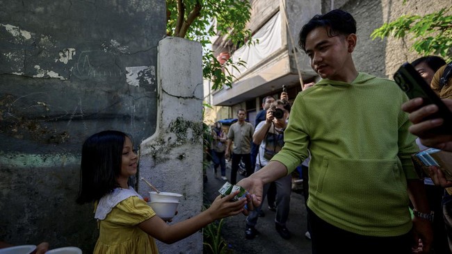 Wakil Presiden RI Gibran Rakabuming Raka mengambil minuman nan disajikan dalam plastik dari anak-anak. Ia lampau menukarnya dengan susu UHT.