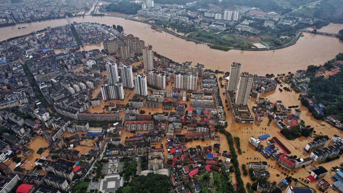 FOTO: China Selatan 'Tenggelam' Diterjang Hujan Badai hingga Banjir