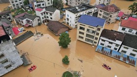 FOTO: China Selatan 'Tenggelam' Diterjang Hujan Badai hingga Banjir