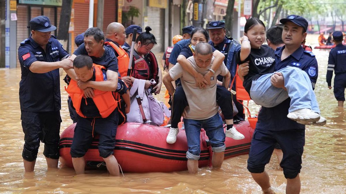 FOTO: China Selatan 'Tenggelam' Diterjang Hujan Badai hingga Banjir