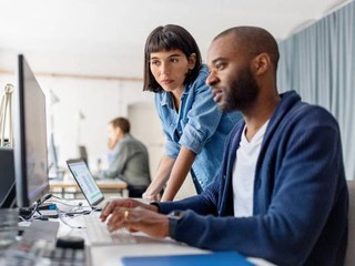 Leher Pegal Karena Kerja Seharian? Ini Cara Atur Posisi Monitor yang Benar