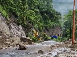 Buka Tutup Jalan Poros Maros-Bone di Camba-Kappang Imbas Longsor