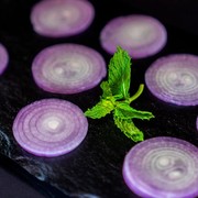 Viral Tren Makan Mi Instan Pakai Cabai dan Bawang, Ini Manfaat Bawang Merah Mentah untuk Kesehatan