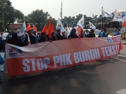 Massa Buruh Demo Tolak PHK Long March dari Patung Kuda ke Kemenhub-Kemendag