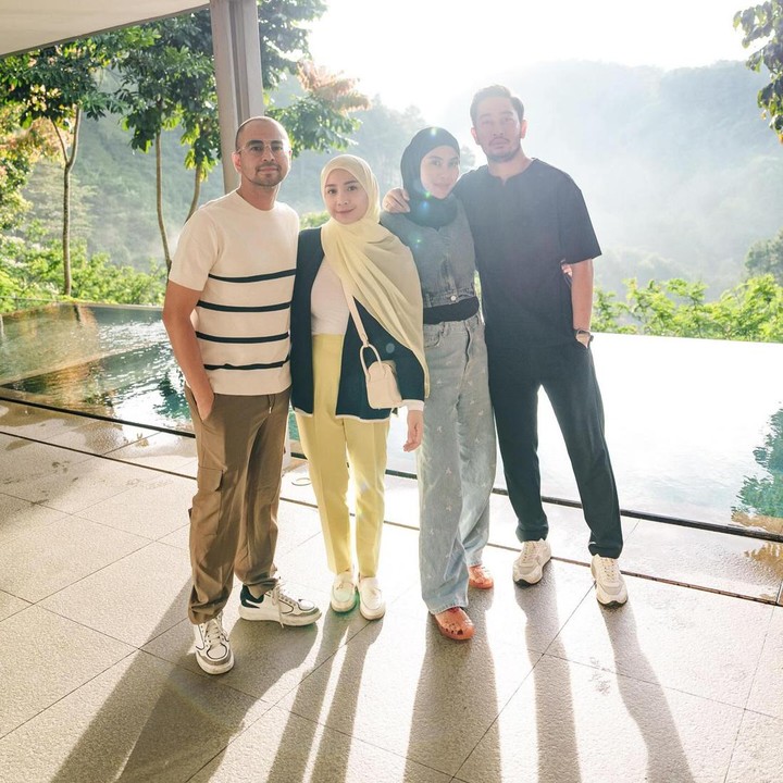 <p>Penampilan baru itu diperlihatkan oleh Nagita di beberapa kesempatan, seperti ketika bertemu dengan iparnya, Syahnaz dan Jeje. Di kesempatan itu, Gigi tampil dengan memakai pashmina yang menutupi rambut hingga bagian pundaknya. (Foto: Instagram @raffinagita1717)</p>