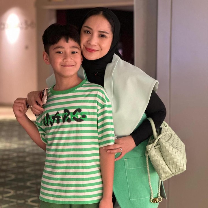 <p>Ketika berpose bersama Rafathar, Gigi tampil kompak mengenakan busana bernuansa hijau. Ia kemudian menutupi kepalanya dengan hijab berwarna hitam. (Foto: Instagram @raffinagita1717)</p>