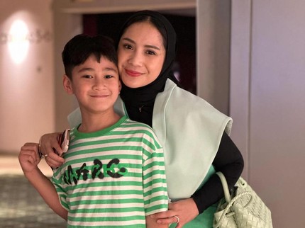 5 Potret Nagita Slavina dalam Balutan Hijab Usai Ibadah Haji