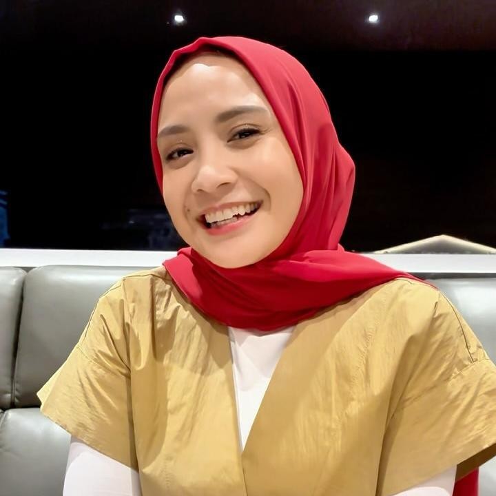 <p>Ada yang berbeda dari penampilan Nagita Slavina usai menunaikan ibadah haji. Istri Raffi Ahmad ini tampil lebih tertutup dengan mengenakan hijab, Bunda. (Foto: Instagram @raffinagita1717)</p>