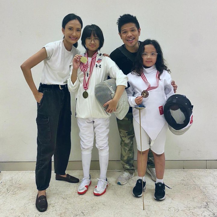<p>Kedua anak Artika Sari Devi, Abbey dan Zoe, menekuni olahraga anggar sejak masa pandemi, Bunda. Keduanya pun terus menorehkan prestasi di berbagai ajang nasional. "Malam Om, Tante, Kakak <em>online</em>-nya Abbey dan Zoe. Laporan malam ini mereka <em>alhamdulillah</em> dapat medali lagi di kelasnya masing-masing (Sabre & Foil)," tulis sang Ayah, Baim. (Foto: Instagram: @baimguitar)</p>