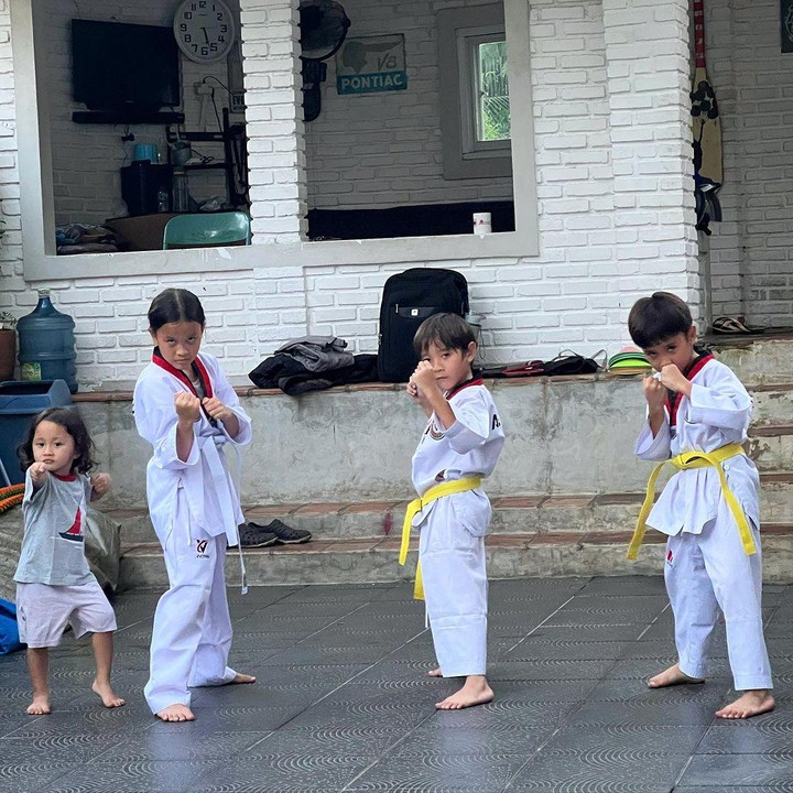 <p>Sama seperti anak Tya Ariestya, anak-anak Zaskia Adya Mecca juga tengah hobi berolahraga taekwondo, Bunda. Banyak netizen yang merasa gemas karena si bungsu Kama turut mengikuti kakak-kakaknya. "Tolong itu yang paling kecil gemas banget," ungkap seorang netizen. (Foto: Instagram: @zaskiadyamecca)</p>