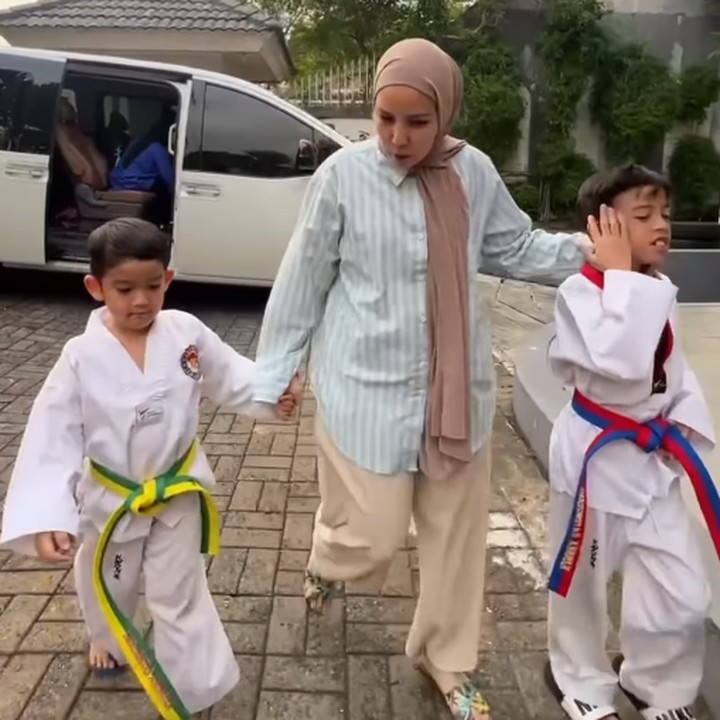 <p>Kanaka dan Kalundra putra Tya Aristya memiliki hobi olahraga taekwondo. Beberapa waktu lalu, sang Bunda bahkan menemani keduanya kala berlatih sebelum ujian kenaikan sabuk. "Nemenin kakak Kanaka dan Abang Kalundra latihan Taekwondo yang sebentar lagi mau ujian kenaikan sabuk," tulis Tya seraya menyisipkan emotikon hati. (Foto: Instagram: @tya_ariestya)</p>