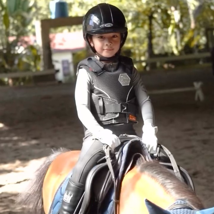 <p>Putri Nabila Syakieb, Raqeema Argya Ardina memiliki hobi berkuda seperti sang Bunda meski baru berusia enam tahun. Banyak netizen yang takjub dengan bakat Raqeema ini, lho. "<em>MasyaAllah</em> Raqeema. Keren banget, Nak. Cantik dan berprestasi," ungkap seorang netizen. (Foto: Instagram: @nsyakieb85)</p>