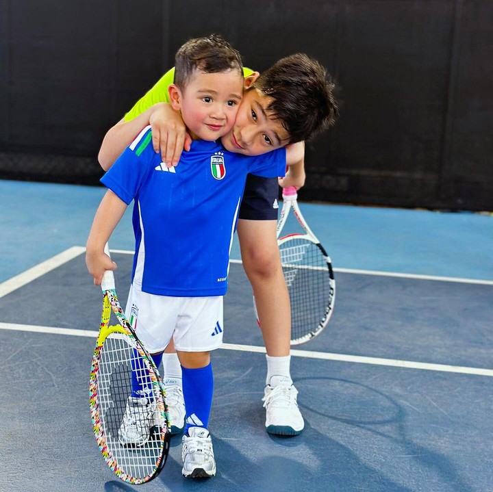<p>Rafathar Malik Ahmad dikenal jago dalam berbagai bidang olahraga, Bunda. Tidak hanya sepakbola, putra sulung Raffi Ahmad dan Nagita Slavina ini juga sering bermain tennis, lho. "Tennis <em>with bestie bro,</em>" tulis Raffi dan Nagita pada laman Instagram seraya mengunggah potret Rafathar dengan sang adik, Rayyanza. (Foto: Instagram: @raffinagita1717)</p>