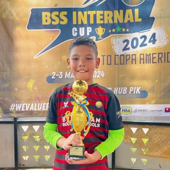 <p>Arjuna putra Titi Kamal dan Christian Sugiono memiliki hobi olahraga bermain sepakbola. Beberapa waktu lalu, dirinya bersama tim pun memenangkan juara satu di sebuah pertandingan. "<em>Yeay</em> selamat Arjuna dan tim juara 1 <em>@bssindonesia</em> setelah melalui 11 pertandingan dari Sabtu kemarin. <em>Congrats boys</em>. Anak Mama makin bagus progresnya. Sekarang sudah masuk U-12, paling kecil sendiri," kata Titi bangga. (Foto: Instagram: @titi_kamal)</p>