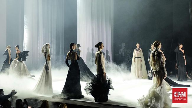 Puisi Couture Untuk Paris Karya Stephane Rolland