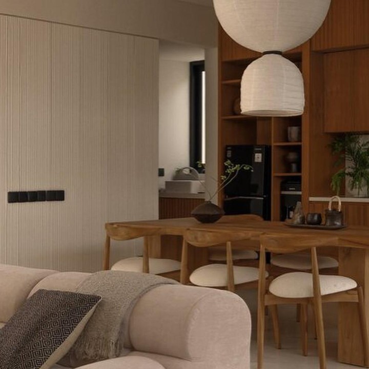<p>Tidak hanya itu, beberapa sudut seperti kamar tidur, meja rias, dan ruang makan, diberikan tanaman hias. Sentuhan warna hijau ini pun sangat cocok dengan desain rumah yang minimalis, Bunda. (Foto: Instagram: @fannyghassani)</p>