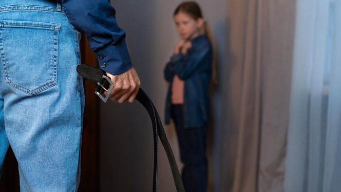 Orang Tua Perlu Tahu, Ini Sederet Dampak Negatif Memukul Anak